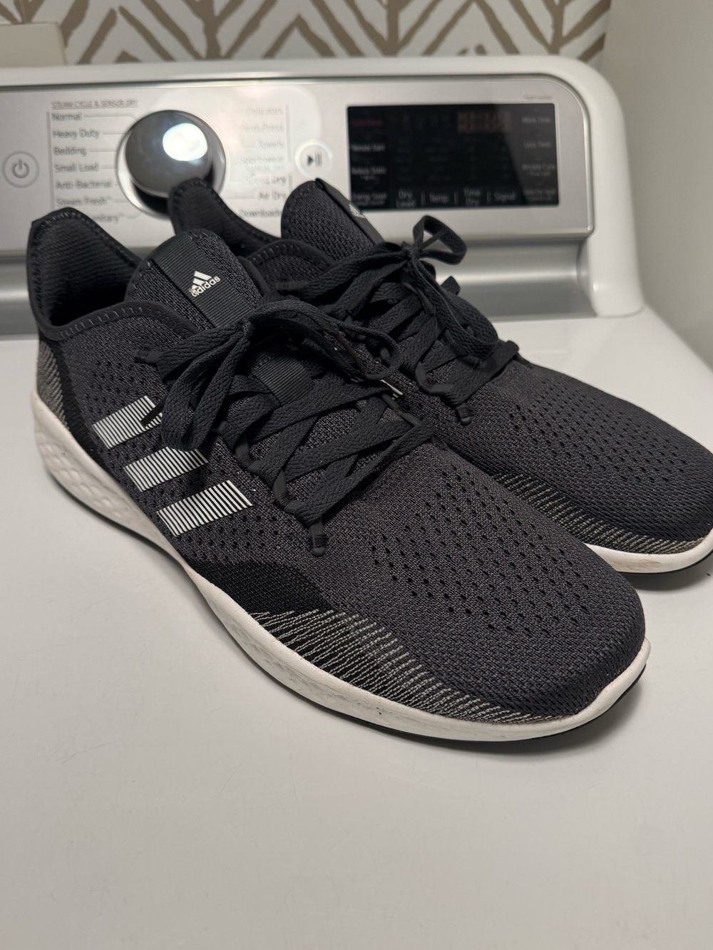 Adidas Menโs Bounce shoes